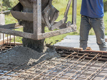 worker open cement bucket tank machine on fence fr 2025 01 07 23 15 15 utc 1.jpg